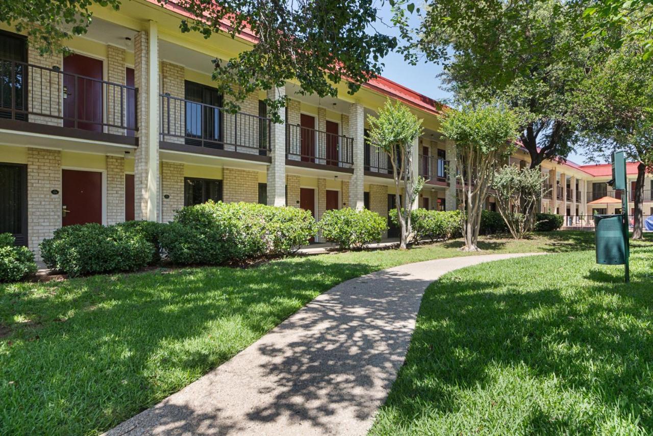 Red Roof Inn Plus+ Dallas - Addison Exterior photo