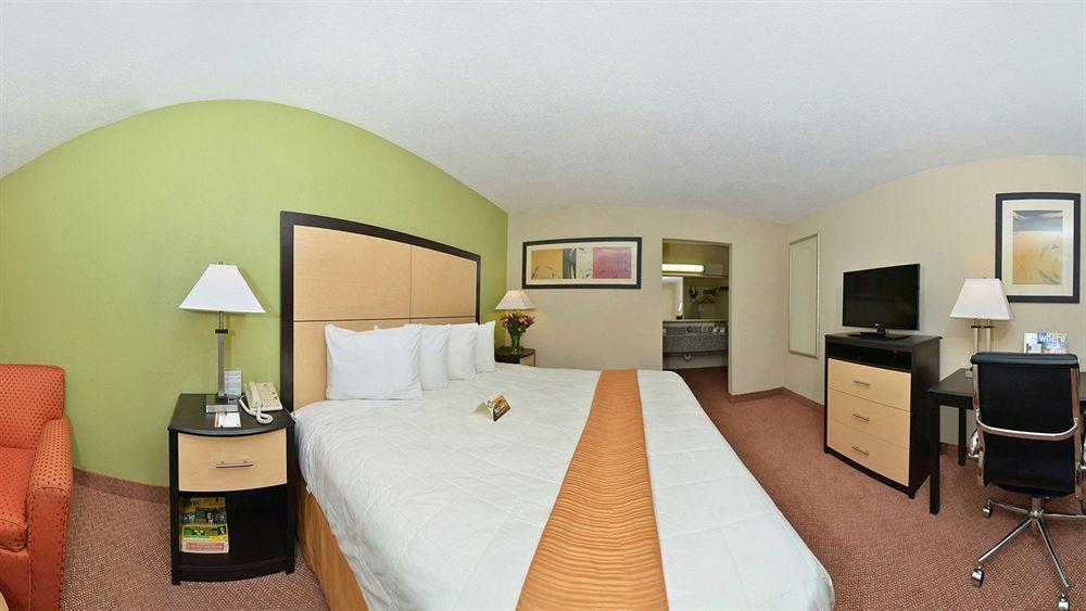 Red Roof Inn Plus+ Dallas - Addison Room photo