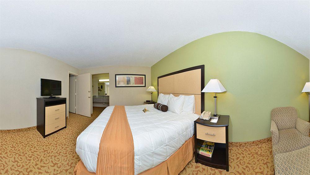 Red Roof Inn Plus+ Dallas - Addison Exterior photo