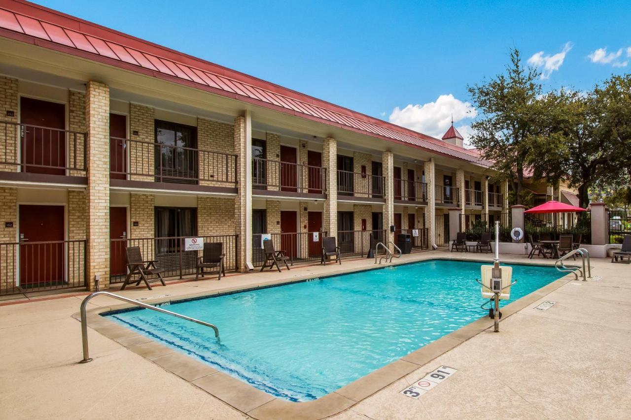 Red Roof Inn Plus+ Dallas - Addison Exterior photo
